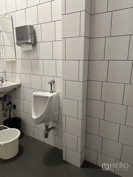带办公室的家 出租在Watthana, Bangkok - 整洁卫生间，白色瓷砖墙、洗手盆与小便器。