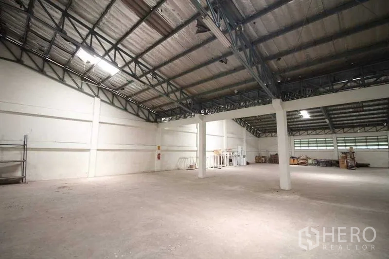 คลังสินค้า ขายในPhanat Nikhom, Chon Buri - พื้นโรงงานโล่ง ผนังสีขาว เสาและหลังคาพร้อมฉนวน
