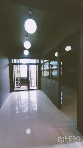 สำนักงานที่บ้าน ให้เช่าในChatuchak, Bangkok - โถงทางเดินมีโคมไฟทรงกลมไปยังประตูระเบียง