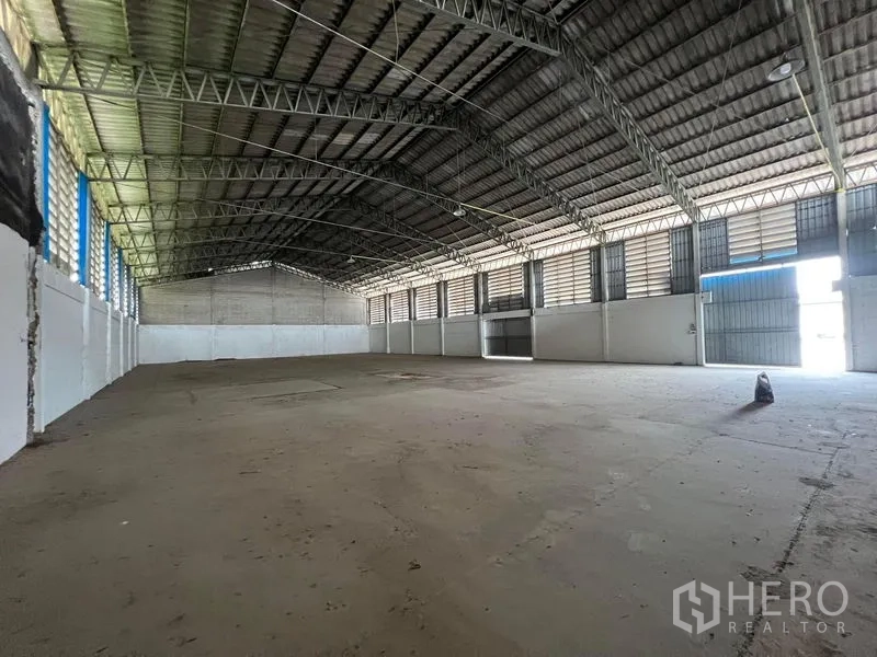 货栈 出租在Bang Pa-in, Phra Nakhon Si Ayutthaya - 空置仓库空间，高屋顶、百叶窗与敞开的推拉门