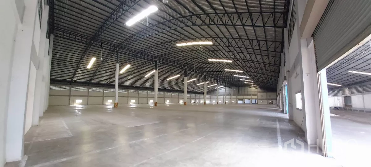 คลังสินค้า ให้เช่าในBang Bo, Samut Prakan - ภายในโกดังมองไปยังแนวประตูม้วนด้านข้างที่เปิดอยู่