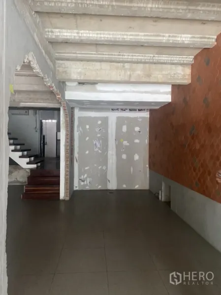 พื้นที่ขายปลีก ให้เช่าในKhlong Toei, Bangkok - พื้นที่ร้านแบบเปิดโล่ง เพดานคานเปลือยและผนังตกแต่งกระเบื้องลายเกล็ดสีอิฐ