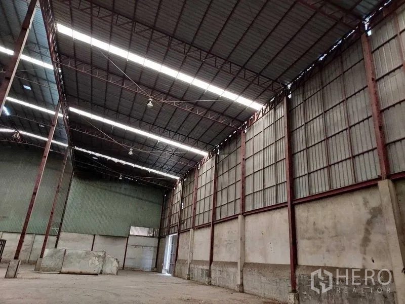 Warehouse for rent in Lat Lum Kaeo, Pathum Thani - Tall sheet-steel walls and soaring roof structure providing ample vertical clearance.