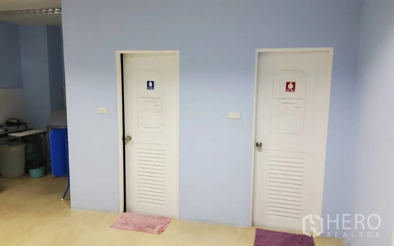 Warehouse for sale in Mueang Nonthaburi, Nonthaburi - Separate male and female staff restrooms with white doors.
