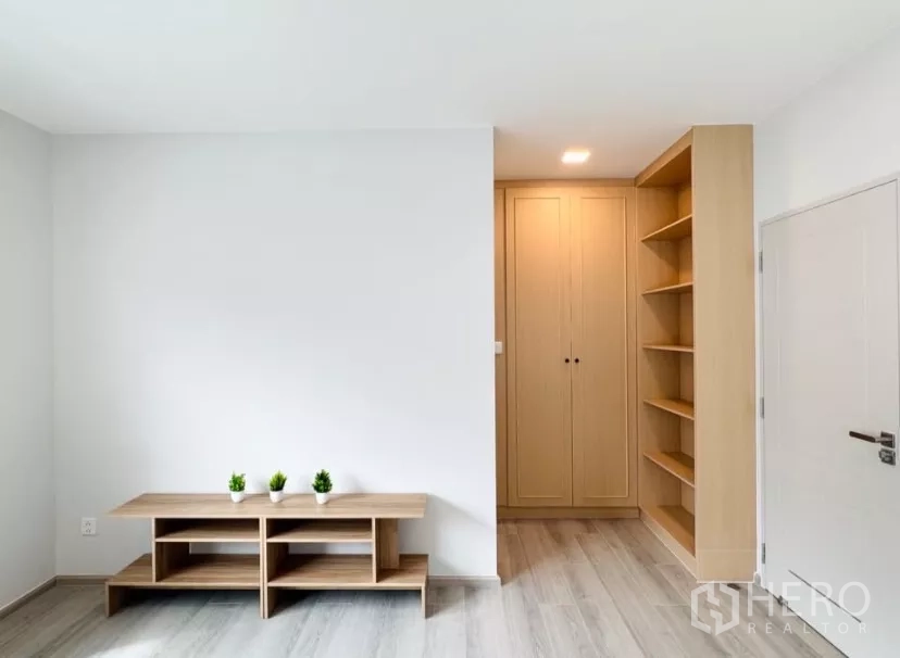 บ้าน ให้เช่าในBang Phli, Samut Prakan - โถงชั้นบนพร้อมตู้บิลท์อินและชั้นวางของแบบเปิด