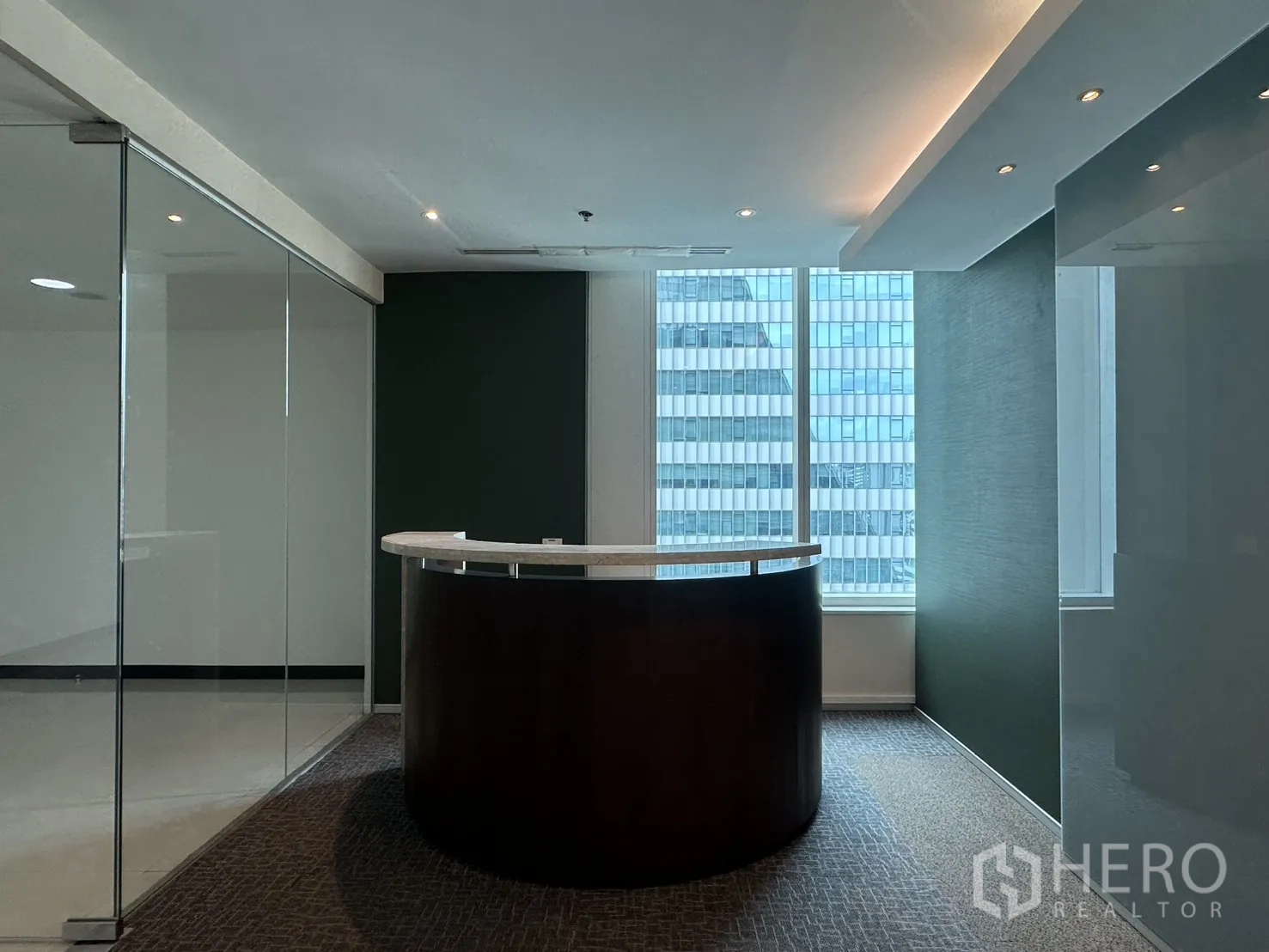ออฟฟิศ for rent in Watthana, Bangkok - โถงรับแขกพร้อมเคาน์เตอร์โค้ง คั่นด้วยผนังกระจกและฉากหน้าต่าง
