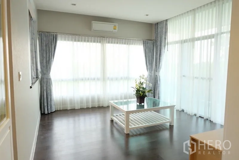 บ้าน ให้เช่าในPrawet, Bangkok - ห้องนั่งเล่นชั้นบน โปร่งสว่าง ผ้าม่านสีอ่อนและแสงธรรมชาติ