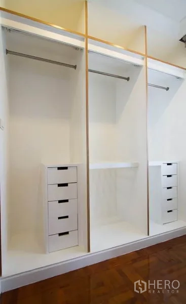 คอนโด ให้เช่าในWatthana, Bangkok - ตู้เสื้อผ้าบิวท์อินสีขาวพร้อมราวแขวนและลิ้นชักในคอนโดกว้างขวาง