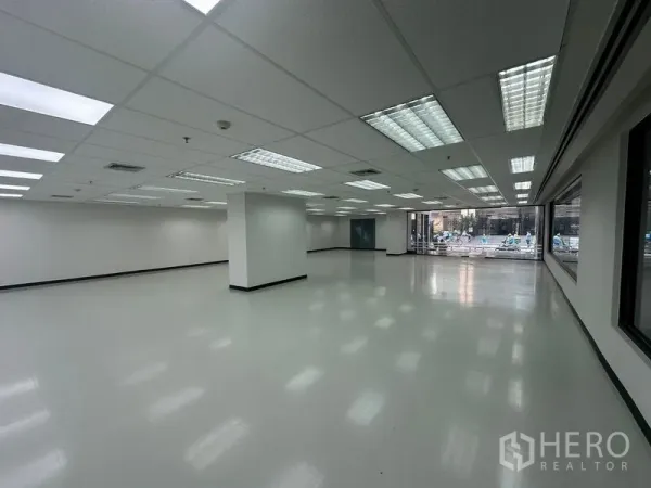 สำนักงาน ให้เช่าในPhaya Thai, Bangkok - พื้นที่สำนักงานโล่ง ไฟฟลูออเรสเซนต์ เสารองรับ และหน้าต่างบานยาวมองเห็นลานหน้าอาคาร