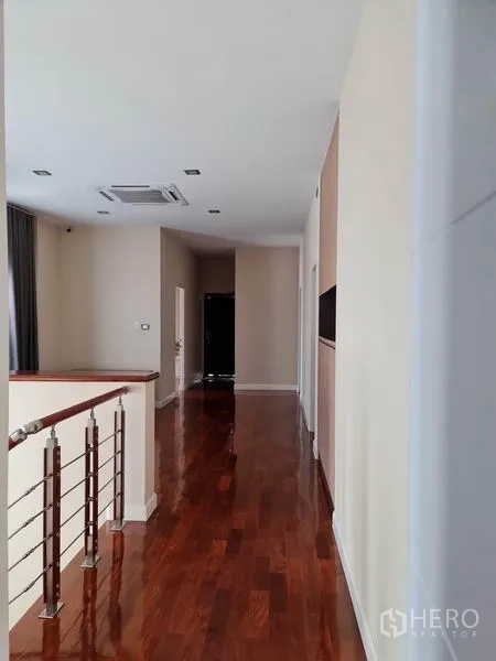 独立式住宅 出售在Khlong Toei, Bangkok - 二楼走廊，抛光木地板，不锈钢扶手与筒灯。