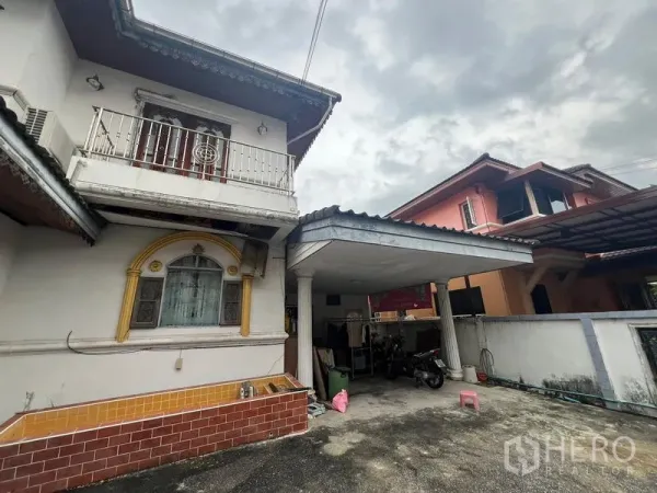 บ้าน ขายในPhra Khanong, Bangkok - มุมด้านข้างตัวบ้านมีระเบียงเล็กและที่จอดรถมีหลังคา