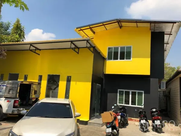 บ้าน ขายในKhlong Toei, Bangkok - บ้านเดี่ยวสองชั้นสีเหลืองดำ หลังคาเมทัลชีท พร้อมที่จอดรถด้านหน้า