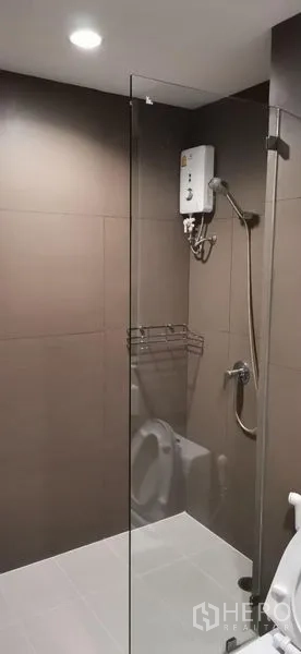 公寓 出租在Watthana, Bangkok - 现代浴室，玻璃淋浴间与热水器。