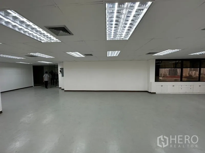 สำนักงาน ให้เช่าในWatthana, Bangkok - โถงสำนักงานโล่ง ผนังสีขาว ไฟฝังเพดาน หน้าต่างมุมมองเมือง พร้อมตู้เก็บของบิวท์อิน.