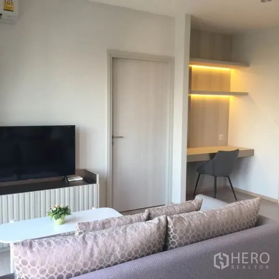 คอนโด ให้เช่าในHuai Khwang, Bangkok - ห้องนั่งเล่นสว่างพร้อมชั้นวางทีวี โซฟา และมุมทำงานบิวท์อินไฟสวย