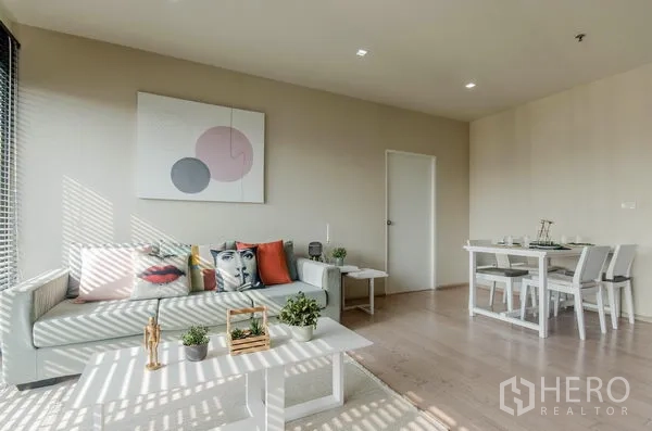 คอนโด ให้เช่าในWatthana, Bangkok - ห้องนั่งเล่นกว้าง โซฟา ชุดทานอาหาร และประตูกระจกเปิดรับแสงธรรมชาติ