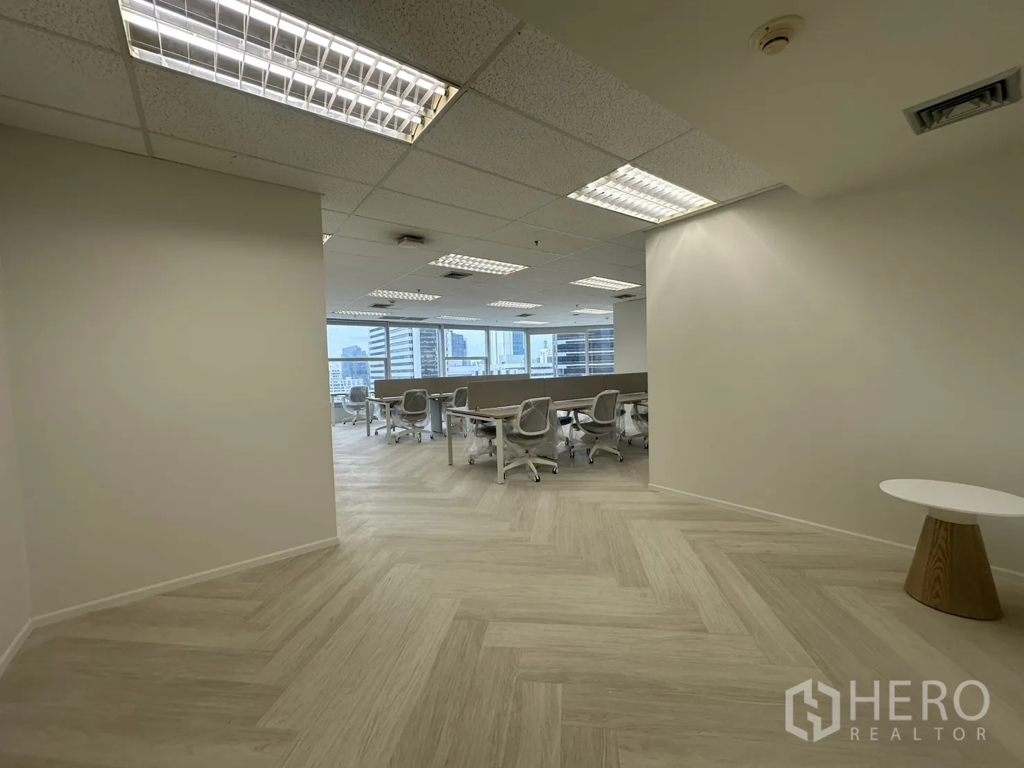 ออฟฟิศ for rent in Sathon, Bangkok - โถงทางเข้าเชื่อมสู่โซนทำงาน พื้นลายก้างปลาและไฟฝ้ากริด