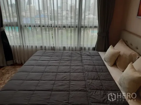 คอนโด ให้เช่าในWatthana, Bangkok - ห้องนอนมาสเตอร์พร้อมหน้าต่างบานใหญ่เห็นวิวเมือง เตียงคิงพร้อมผ้าห่มสีเทา