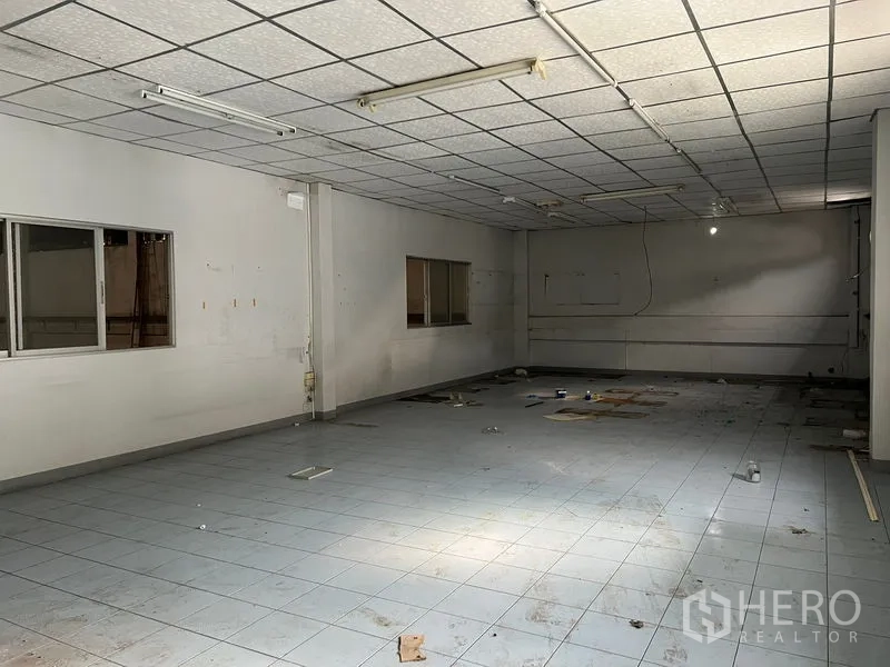 คลังสินค้า ให้เช่าในBang Sao Thong, Samut Prakan - ห้องสำนักงานปูกระเบื้อง เพดานฝ้าพร้อมไฟฟลูออเรสเซนต์
