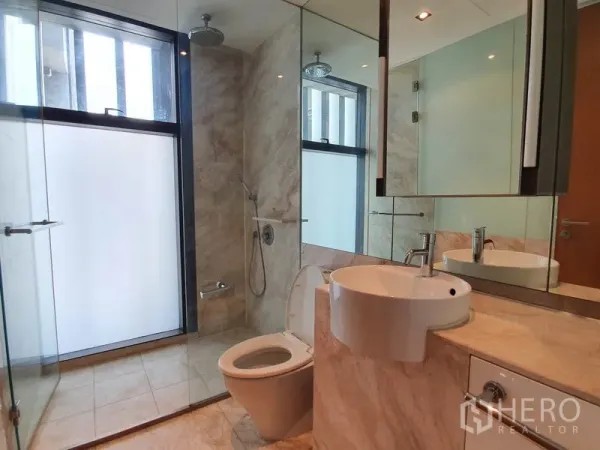 公寓 出租在Sathon, Bangkok - 次卫浴，大理石墙面与玻璃淋浴和窗户。