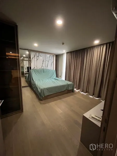 公寓 出租在Pathum Wan, Bangkok - 卧室配大床、镜面衣柜与遮光窗帘。