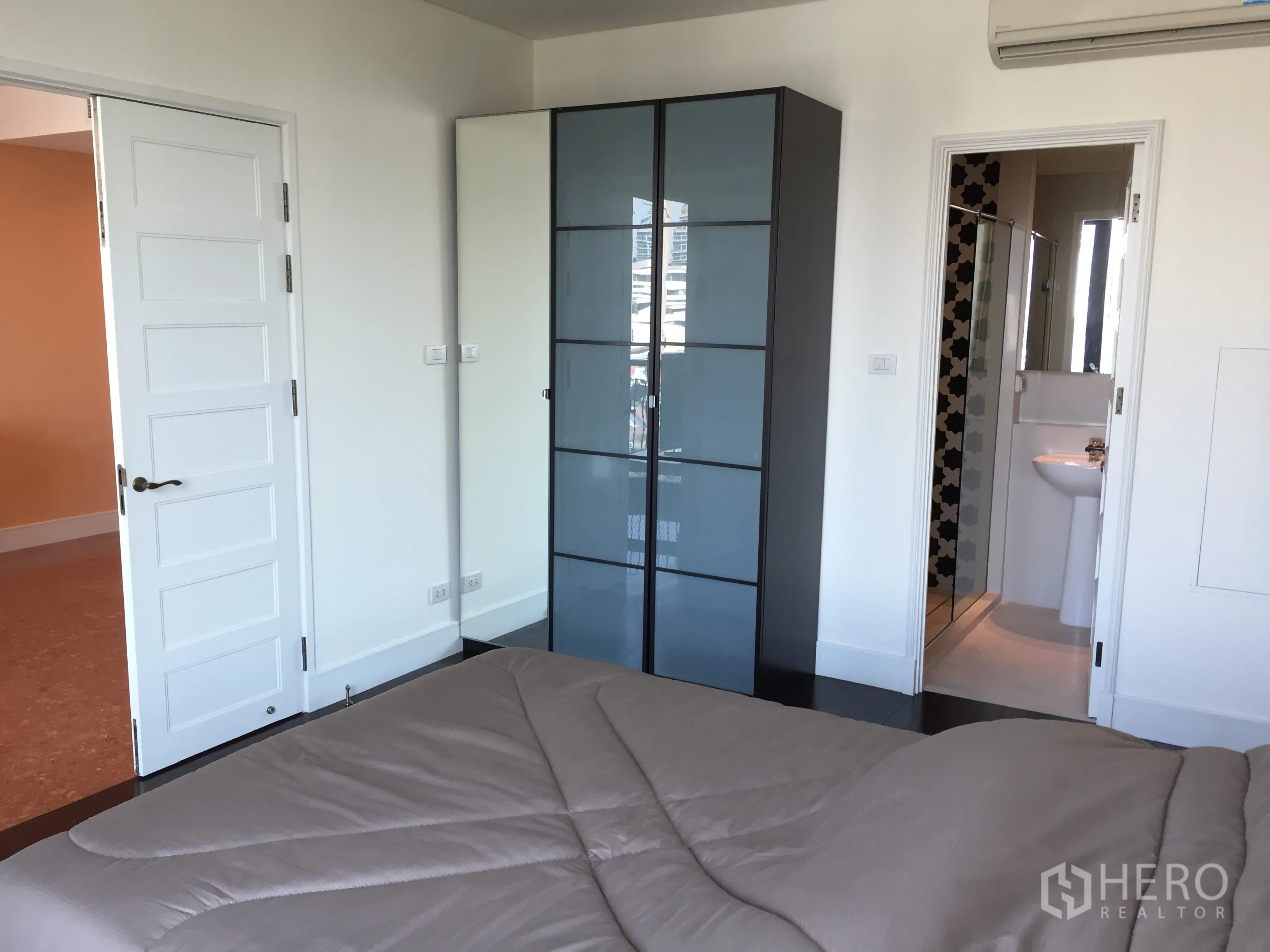 คอนโด ให้เช่าในKhlong Toei, Bangkok - มุมห้องนอนพร้อมตู้เสื้อผ้าบานกระจกและทางเข้าห้องน้ำในตัว