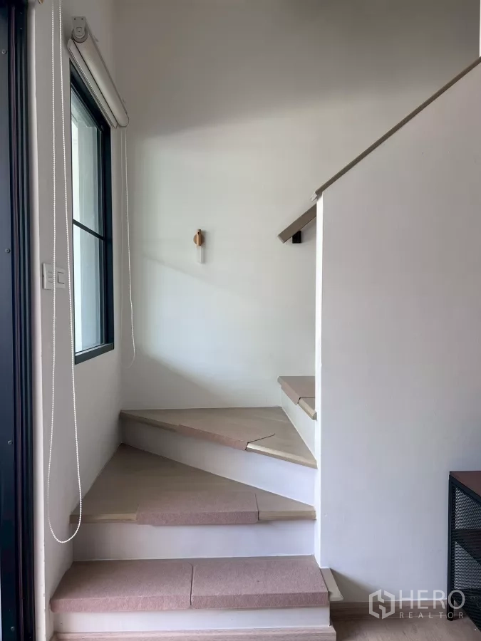 ทาวน์เฮาส์ ให้เช่าในBang Phli, Samut Prakan - บันไดขึ้นชั้นสองแบบหักมุม พร้อมหน้าต่างรับแสงธรรมชาติ