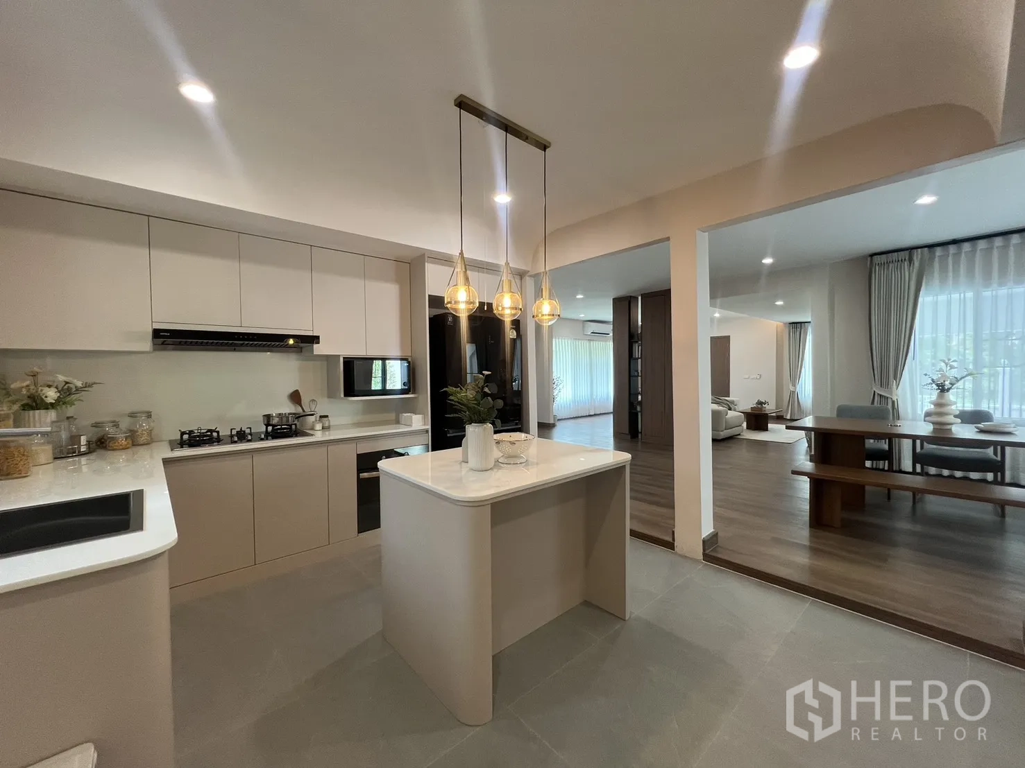 独立式住宅 出租在Mueang Samut Prakan, Samut Prakan - 厨房中岛特写，金色吊灯与花瓶装饰。