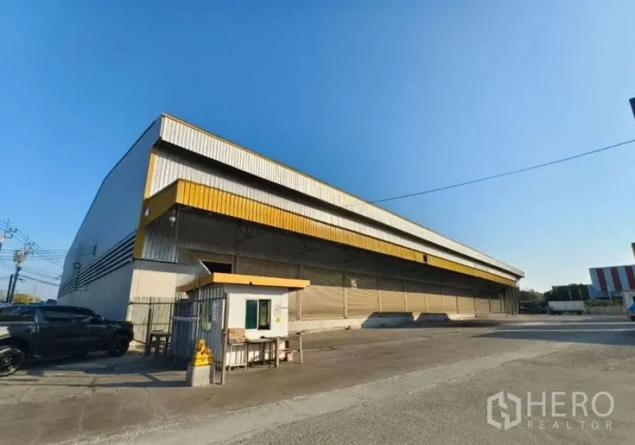 คลังสินค้า ให้เช่าในSamut Prakan - มุมตึกภายนอก มีป้อมยามและทางสัญจรสำหรับรถ