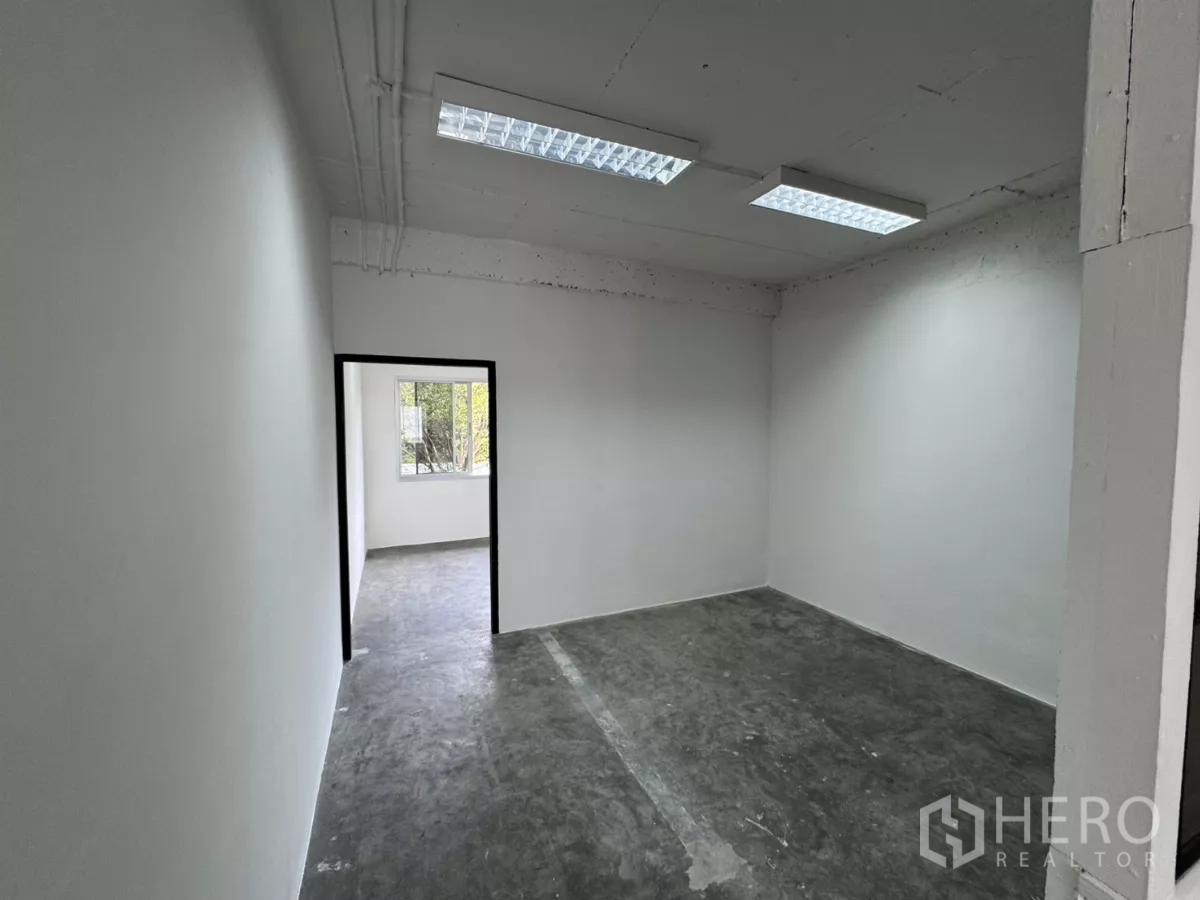 店屋 出租在Wang Thonglang, Bangkok - 小型会议室连接更大的采光办公室。