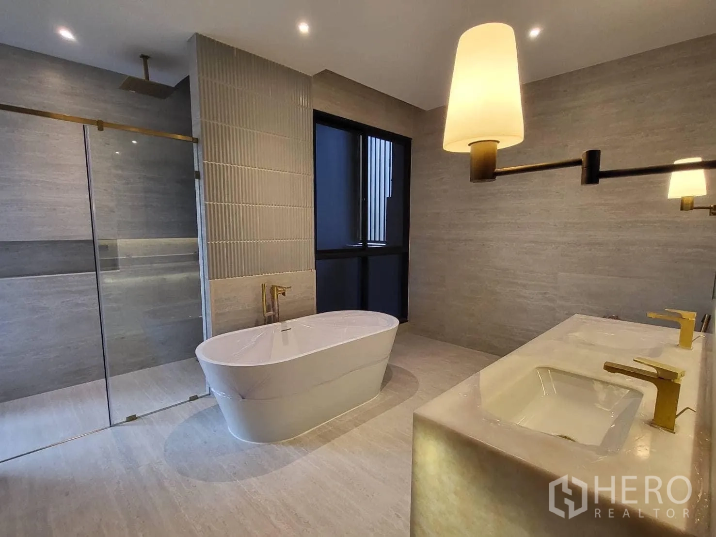 独立式住宅 出租 - 设有雨淋淋浴房、独立浴缸与金色龙头的双台盆浴室