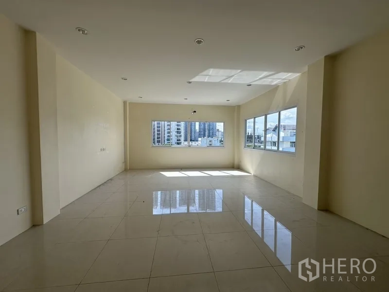 สำนักงานที่บ้าน ให้เช่าในPhra Khanong, Bangkok - สำนักงานชั้นบนปูแกรนิตโต้สีขาว พร้อมหน้าต่างมุมมองเมือง