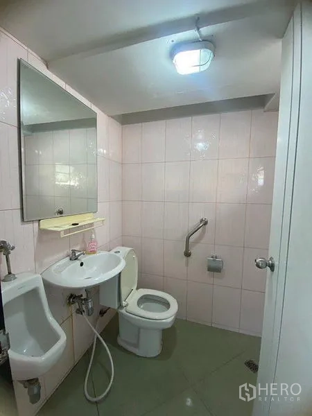 Home Office for rent in Don Mueang, Bangkok - Ground-floor restroom with toilet, urinal and hand basin.