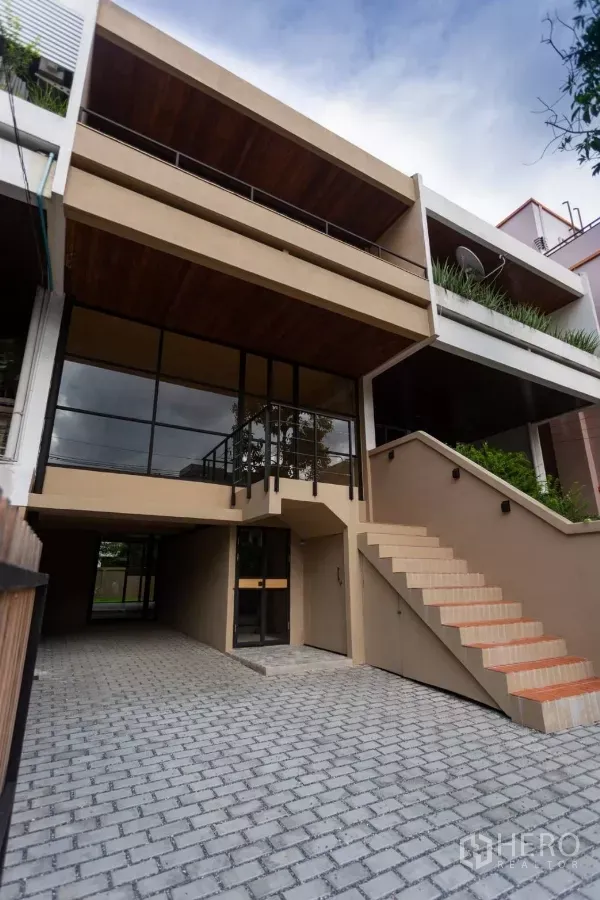 Home Office for rent in Watthana, Bangkok - Modern 3-storey home office exterior with wide 6‑m frontage, glass façade and stairway in Thonglor.