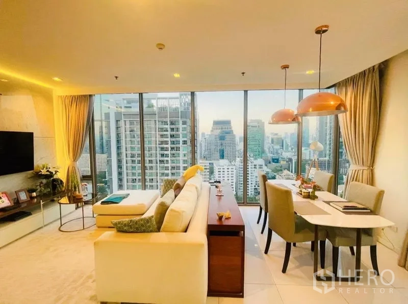 公寓 出租或出售在Sathon, Bangkok - 客餐厅一体，全高玻璃墙带来全景城市视野。