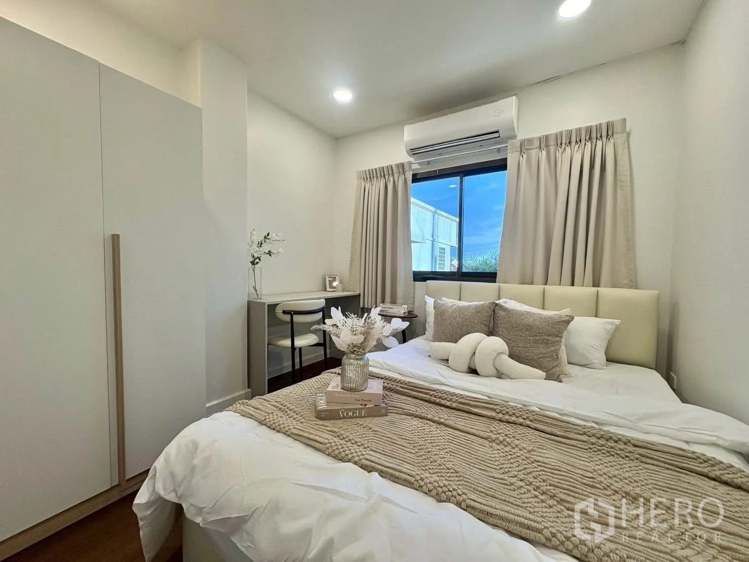 联排别墅 for rent in Huai Khwang, Bangkok - 同一卧室另一角度，带衣柜与柔和灯光。