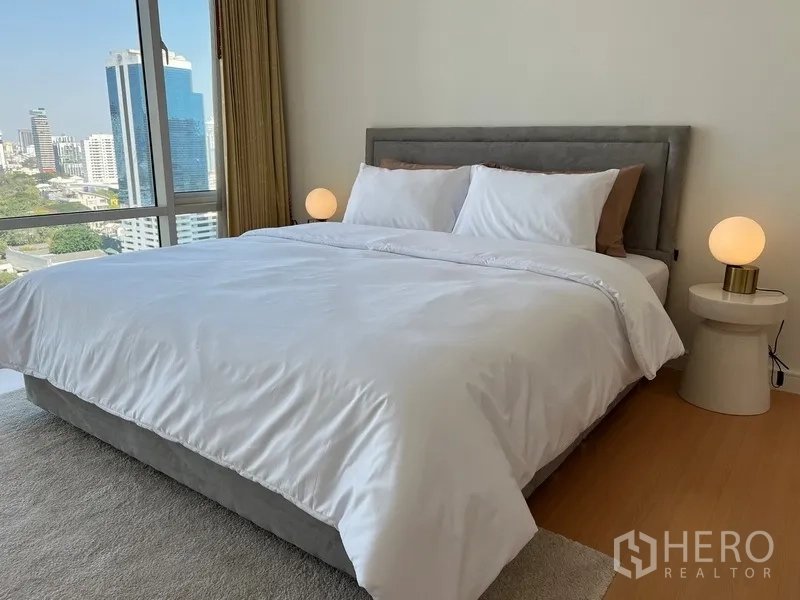 คอนโด ให้เช่าในWatthana, Bangkok - ห้องนอนหลักเตียงคิงไซส์ โคมไฟข้างเตียง พร้อมวิวเมืองพาโนรามา