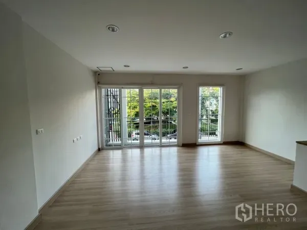 带办公室的家 出租或出售 - 楼上明亮房间，木地板，落地窗连接阳台，绿景视野。