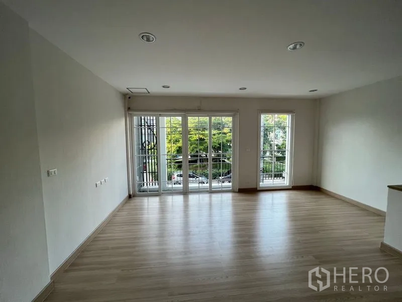 带办公室的家 出租或出售 - 楼上明亮房间，木地板，落地窗连接阳台，绿景视野。