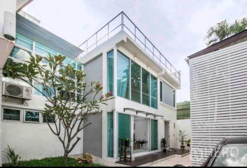 ทาวน์เฮาส์ ให้เช่าในKhlong Toei, Bangkok - ภายนอกทาวน์เฮ้าส์สองชั้น กระจกสีฟ้าและราวกันตกดาดฟ้า