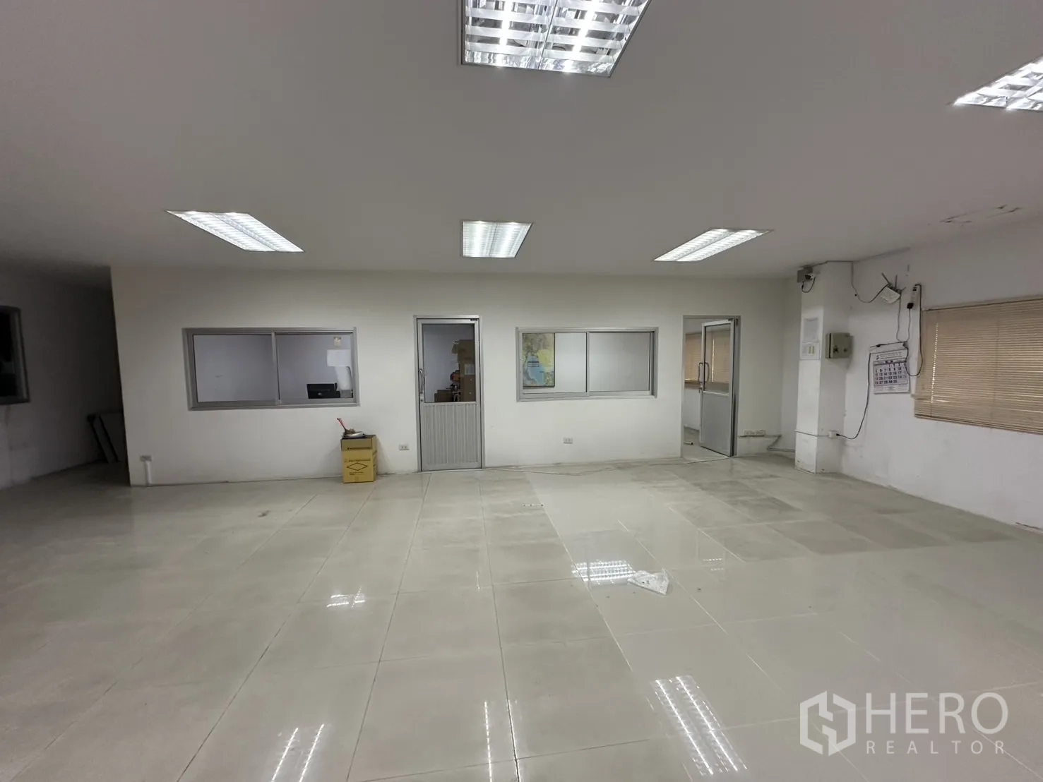 โรงงาน ให้เช่า - ห้องผู้จัดการ พร้อมหน้าต่างภายในและประตูเชื่อมห้อง