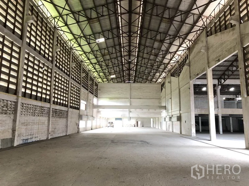 โรงงาน ให้เช่าในLam Luk Ka, Pathum Thani - ภายในโกดังโปร่งเพดานสูง โครงหลังคาเหล็กและผนังบล็อกช่องลม
