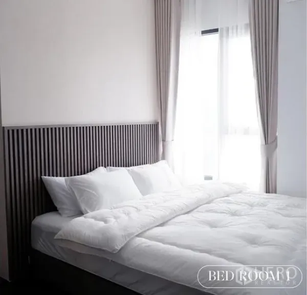 公寓 出租在Watthana, Bangkok - 温馨卧室，格栅床头、白色床品与转角窗帘