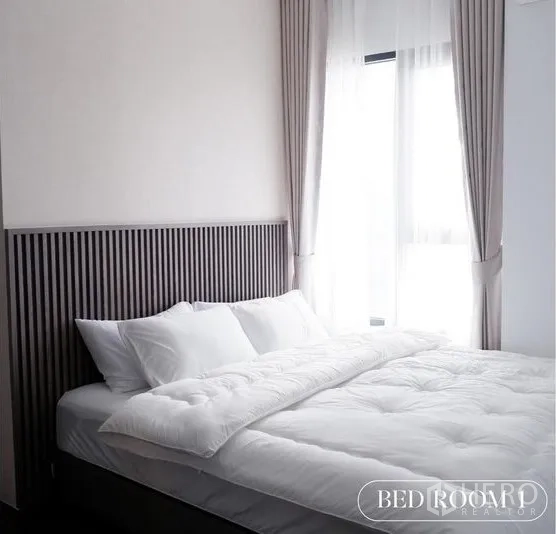 公寓 出租在Watthana, Bangkok - 温馨卧室，格栅床头、白色床品与转角窗帘