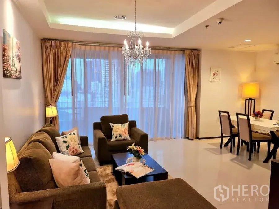 อพาร์ทเมนท์ ให้เช่า - พื้นที่นั่งเล่นเชื่อมทานข้าว มีกระจกบานเลื่อนและวิวเมืองหลังม่านโปร่ง