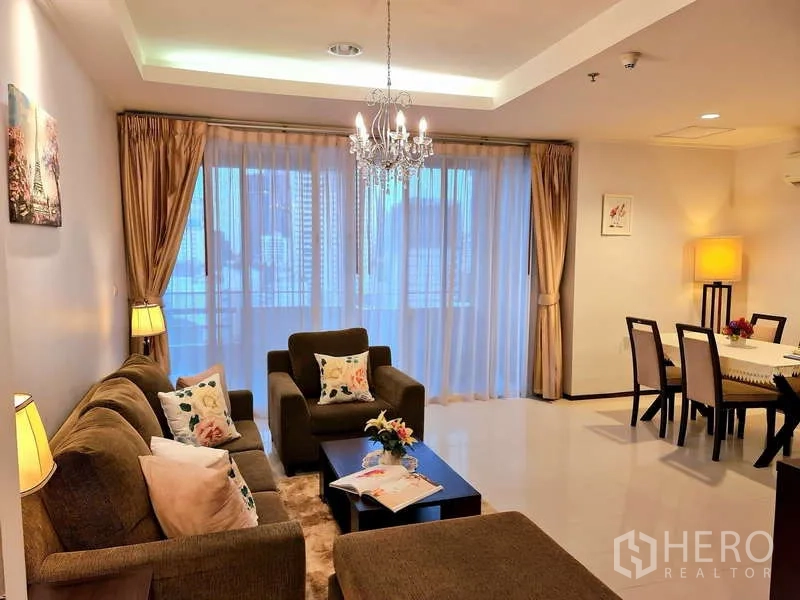 อพาร์ทเมนท์ ให้เช่า - พื้นที่นั่งเล่นเชื่อมทานข้าว มีกระจกบานเลื่อนและวิวเมืองหลังม่านโปร่ง