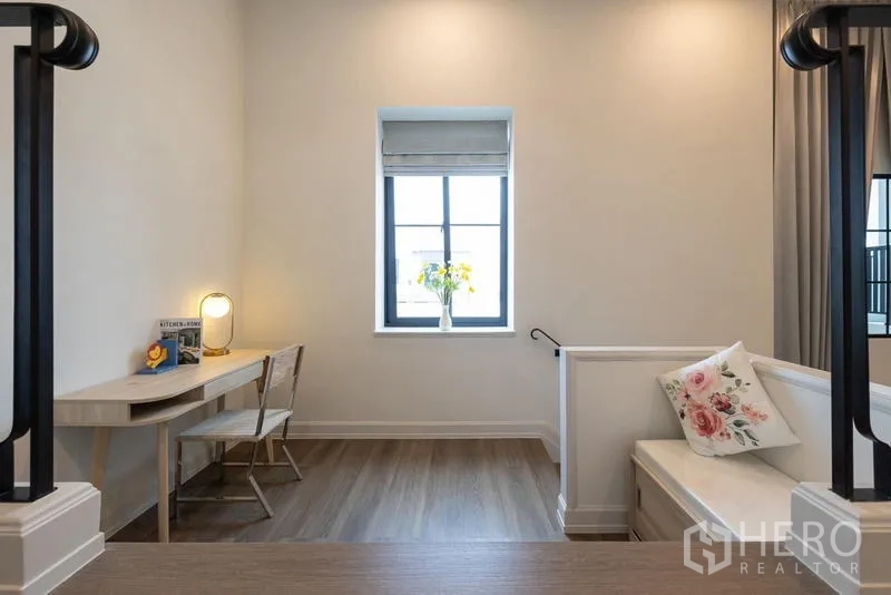 Detached House for sale in Saphan Sung, Bangkok - Study nook by a window with desk and built-in bench on the landing.