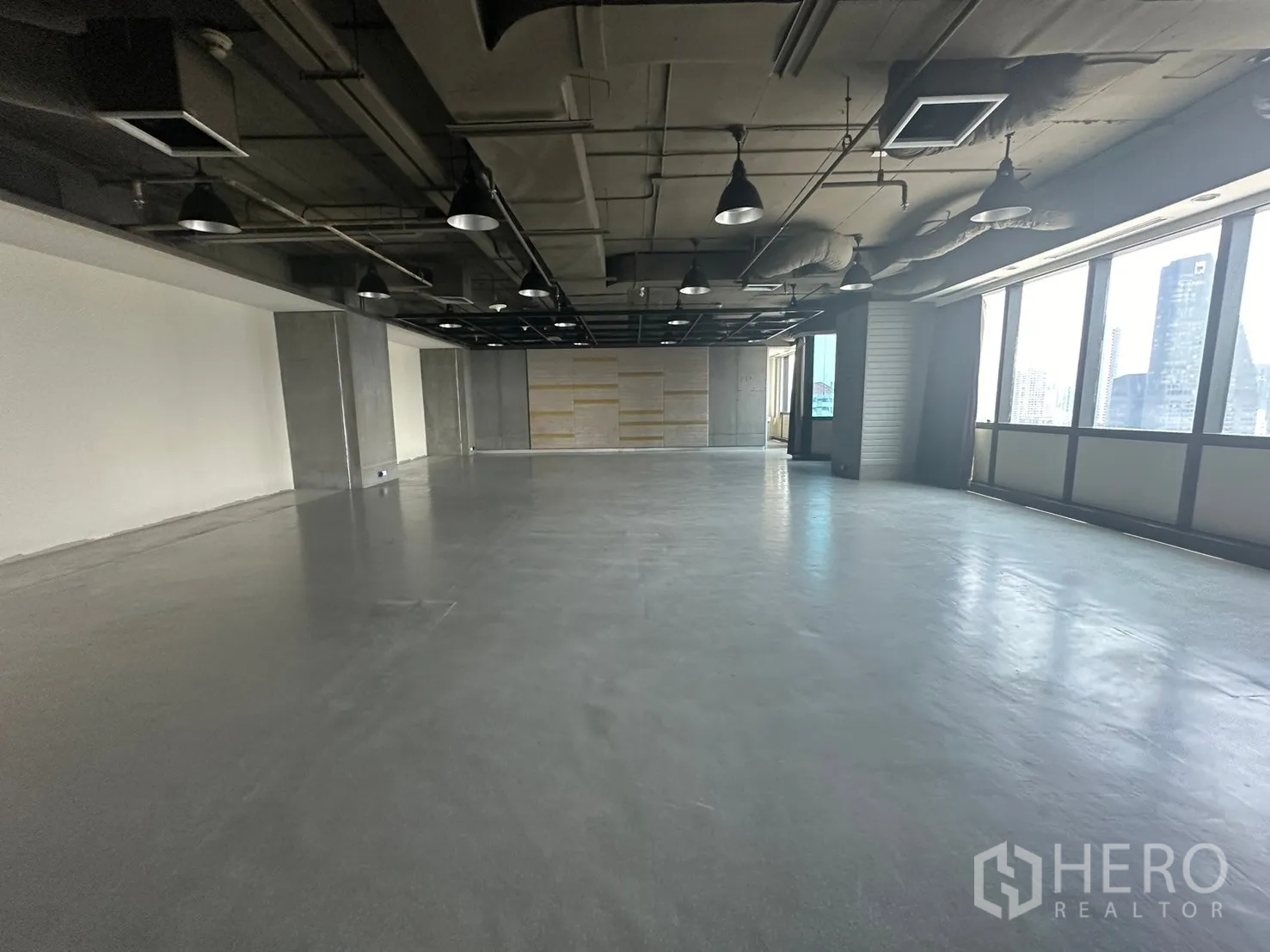 สำนักงาน ให้เช่าในKhlong Toei, Bangkok - พื้นสตูดิโอโล่ง พร้อมหน้าต่างยาวและวิวสกายไลน์