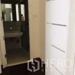 公寓 出租在Watthana, Bangkok - 走廊带白色嵌入式柜，连接浴室入口