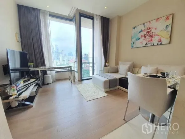 คอนโด ให้เช่าหรือขายในWatthana, Bangkok - โซนรับประทานอาหารและนั่งเล่นแบบโอเพ่นแพลน โซฟาเข้ามุมและประตูออกสู่ระเบียง มองเห็นวิวสกายไลน์